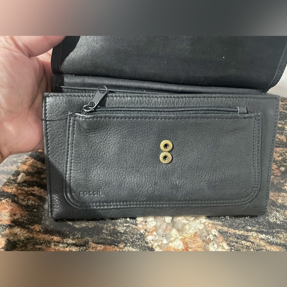 Authentic Fossil leather wallet/ mobile carrier. Used gently. Size large - Picture 8 of 9